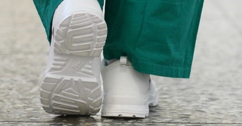 Удобная медицинская обувь: Как выбрать обувь для врачей и медперсонала