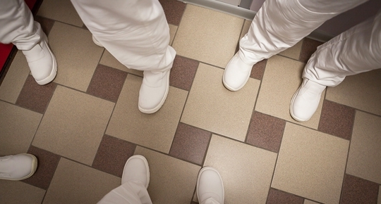 Почему атомщики используют белую обувь?